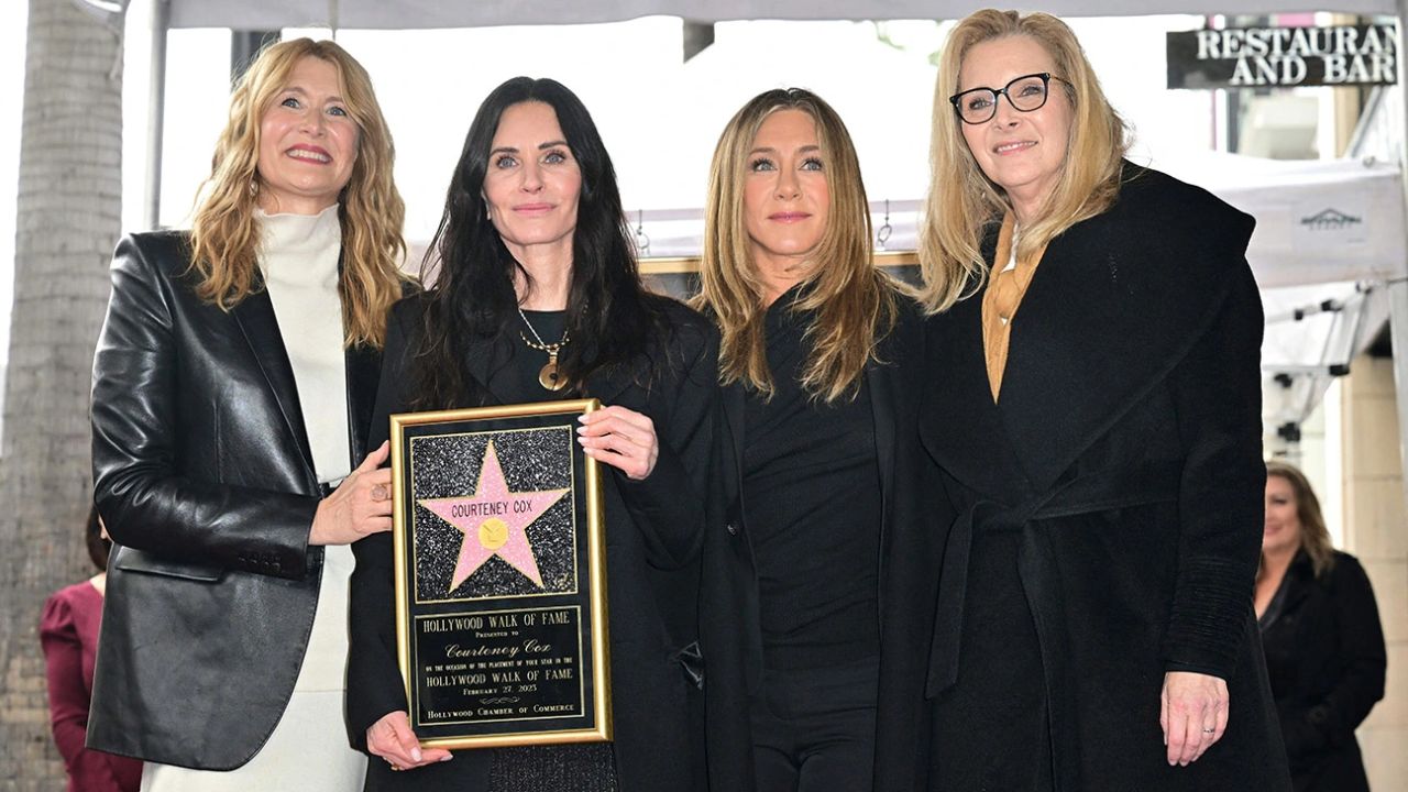 Laura Dern, Courteney Cox, Jennifer Aniston Lisa Kudrow pose for a photo